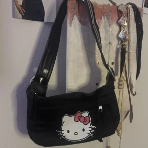 Hellokitty väska svart  - Hellokitty väska svart! Använd en gång innan den har ett liten fack inuti😻🎀