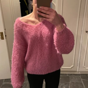Rosa stickad tröja  - Säljer stickad tröja från Vero Moda! Super skönt material och använd ett fåtal gånger!🥰