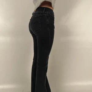 Bootcut jeans  - De perfekta bootcutjeansen från Replay, ungefär XS/S och lågmidjade😍