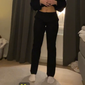 Lågmidjade Kostymbyxor  - Lågmidjade kostymbyxor från lager 157, väldigt bra skicka, stl S men stretchiga 