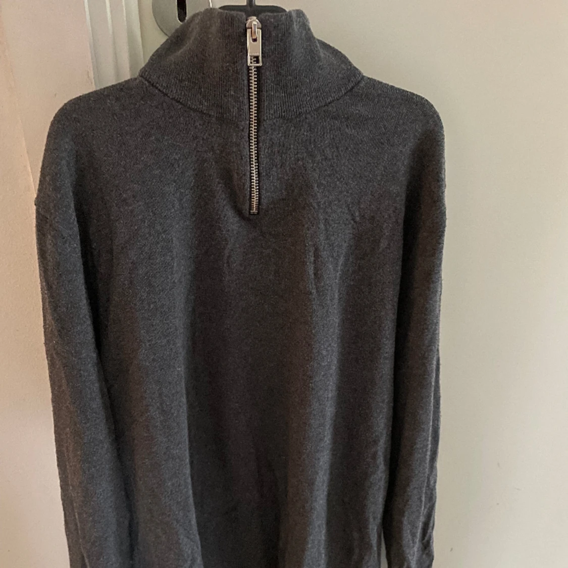 Mörkgrå zip tröja  - 91