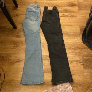 Utsvängda jeans - Bra skick, utsvängda jeans storlek 152(blå) 164 men passar bara 152 (grå) Säljer pga för små