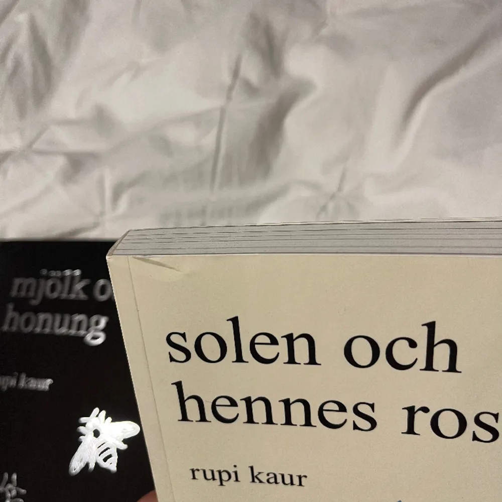 2 Rupi Kaur böcker på svenska Liten skada på ena boken, i övrigt bra skick💓. Övrigt.