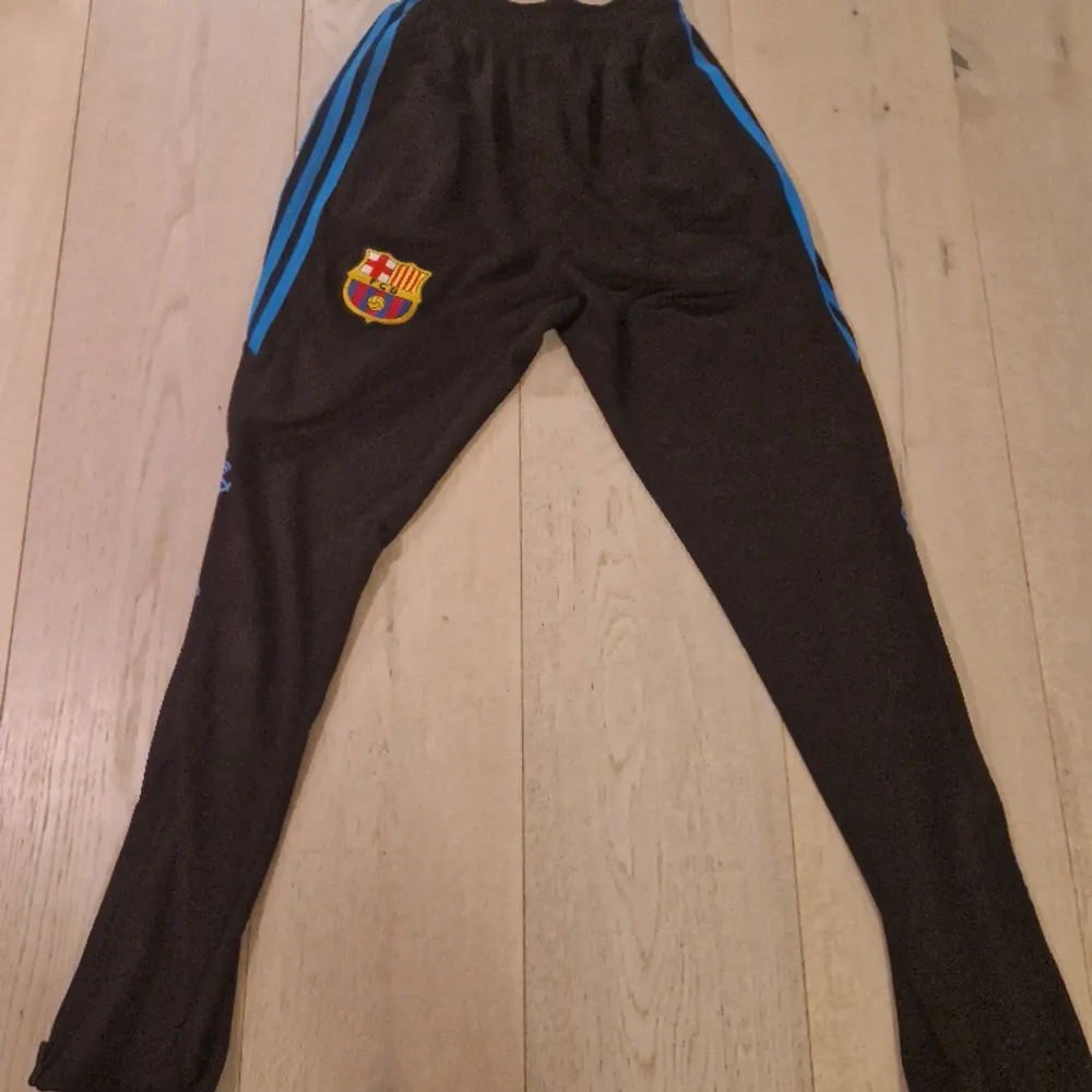 FC Barcelona träningsbyxor. Har bara använt dom en gång. Dom är i jätte bra skick.. Jeans & Byxor.