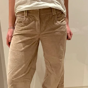 Manchesterbyxor - Snygga lågmidjade och utsvängda manchesterbyxor från Massimo Dutti. Mycket bra skick! 