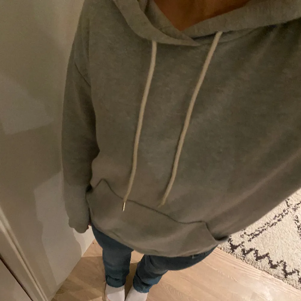 Ljus grå hoodie från H&M som passar till allt❤️❤️. Hoodies.