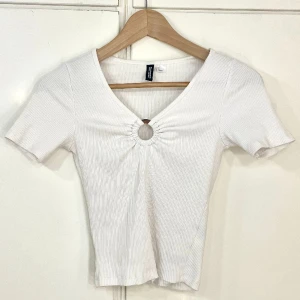 Topp - Tröja från H&M, detalj vid bysten. Sparsamt använd, dock sprucken söm (se sista bilden).💗