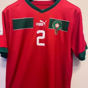 Marockos hemma ställ (fotboll) - Ännu en tvär fet fotbollströja med Hakim på ryggen från förra årets Vm. Använd en eller två gånger. Skick: 9,5/10 