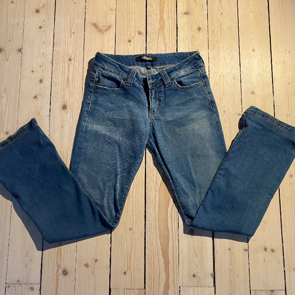 Fina low waisted jeans i bra skick, de är flare/ bootcut vid benen och tightare vid låren. ( kan skicka fler bilder ) Jag är 163, de går över skorna men släpar inte i marken.  Passar även storlek 25/24   . Jeans & Byxor.