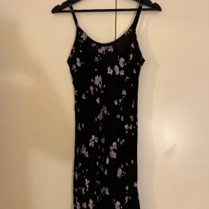 Vintage klänning - Så vacker klänning, Köpt i vintage🩷 uppskattar storleken till S. Perfekt passform och så fin urringning 🌸