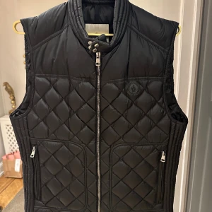 Moncler väst - Moncler väst i quiltad stil. Som ny. 