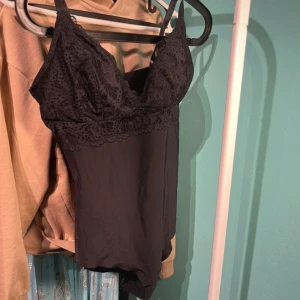 Svart lace body - Super fin och skön body Stretch material så passar flera strl Endast andvänd fåtal gånger I nyttskick