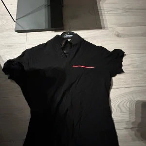 Prada piké  - Har en Prada piké storlek M. Fint skick nypris - 1800.