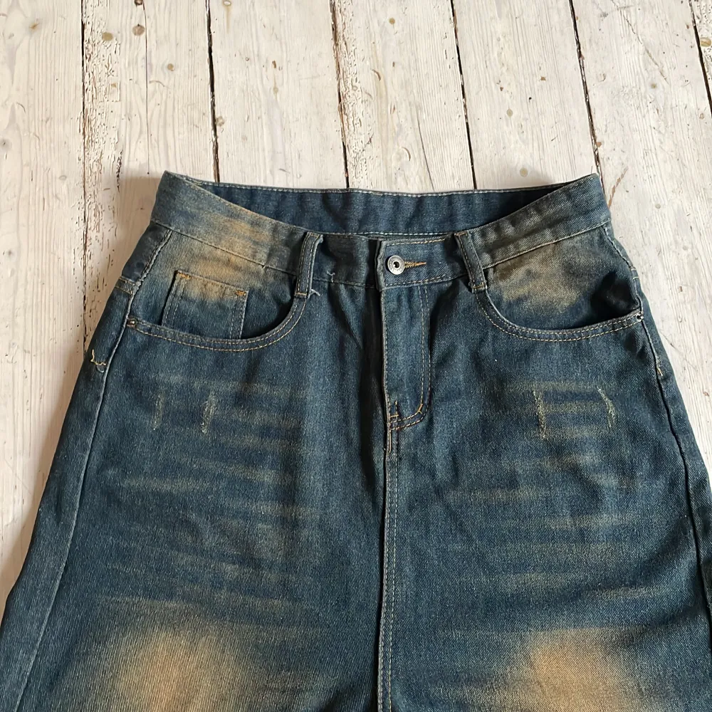 Baggy, slitna jeans som är riktigt snygga. säljer på grund av de va för stora.    Har använts Max 3 gånger… . Jeans & Byxor.