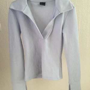 Blå oanvänd tröja  - Blå oanvänd tröja från gina tricot i storlek Xxs Ribbad