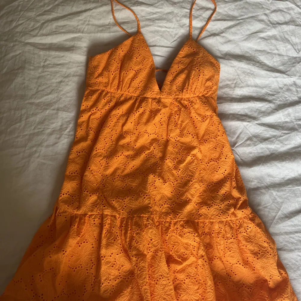 Jätte fin orange klänning i bra skick.🎀 . Klänningar.