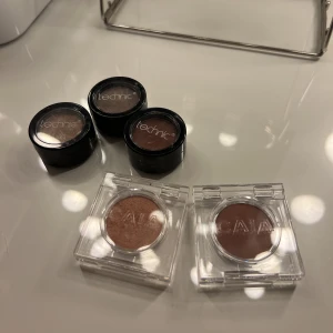 ögonskuggor - 1 för 15 på technic eller båda för 40kr 💘 en från caia för 50kr eller båda för 90kr 🥰alla är oanvända! caia är i färgen ”silk” och ”date night” fick från deras kalender förra året 