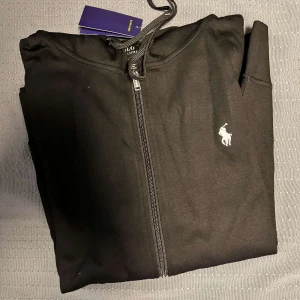 Polo Ralph lauren zip up hoodie  - Väldigt fint skick pm om intresse storlek M passar även L 