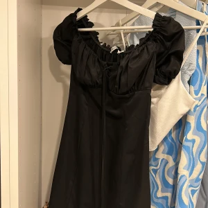 Svart klänning - Off shoulder, knytbar, puffärm & oanvänd