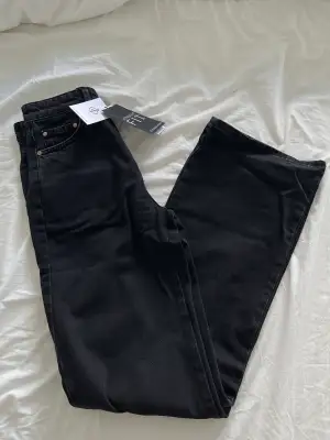 Ett par jättesnygga svarta jeans i straight fit strl 36 som är helt oanvända. Dom passar i längden på mig som är 174cm💕 Kan även skicka fler bilder vid intresse😊