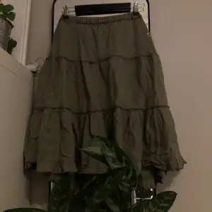 En annorlunda och vintage kjol i grönt tyg! Skriv om ni har några frågor! 