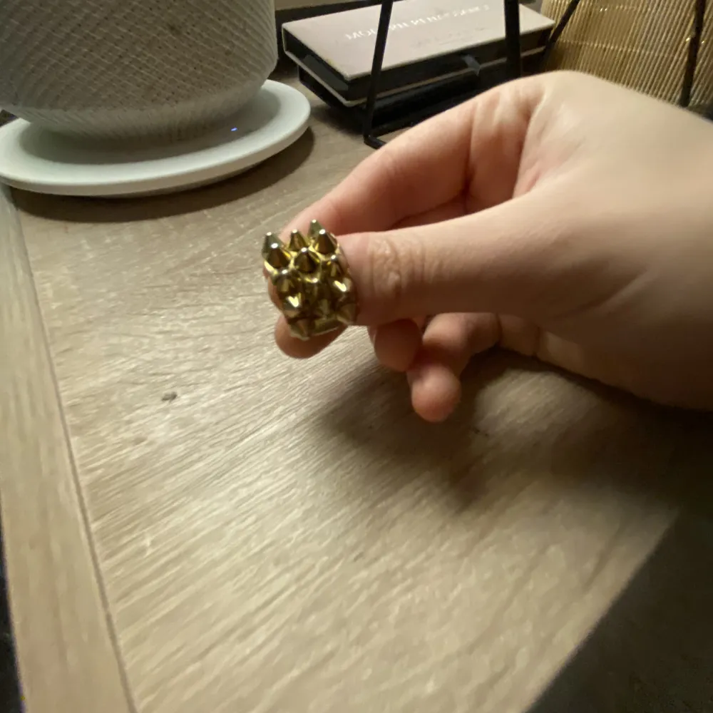 Hej! undrar om någon är intresserad att byta den här edblad peak ring i guld storlek 17,5 mm mot en silvrig peak ring i samma storlek eller alternativt en annan storlek!🩷💕. Accessoarer.