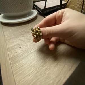 Hej! undrar om någon är intresserad att byta den här edblad peak ring i guld storlek 17,5 mm mot en silvrig peak ring i samma storlek eller alternativt en annan storlek!🩷💕