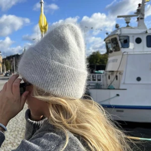 Ljusgrå mössa  - Finns få kvar i lager. Från julidesign på Instagram. 299kr/st