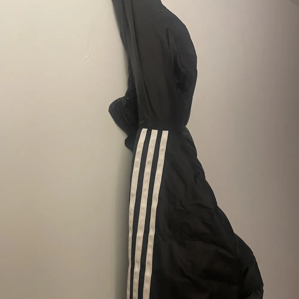 Äkta adidas jacka storlek s/m jätte fin jacka andvänd Max 3 gånger säljs pågrund av fel storlek pris kan diskuteras . Jackor.