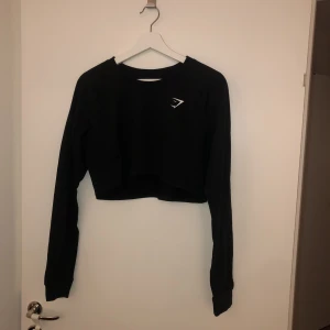 GYMSHARK- Tröja - En träningsöverdel (äkta) från gymshark i material som andas bra.  Inköpt för ca. 1 år sedan, men har ej riktigt kommit till användning då träningen inte blivit av😅  Har ni frågor så skriv gärna! ❤️ Köparen står för eventuella fraktkostnader ❤️
