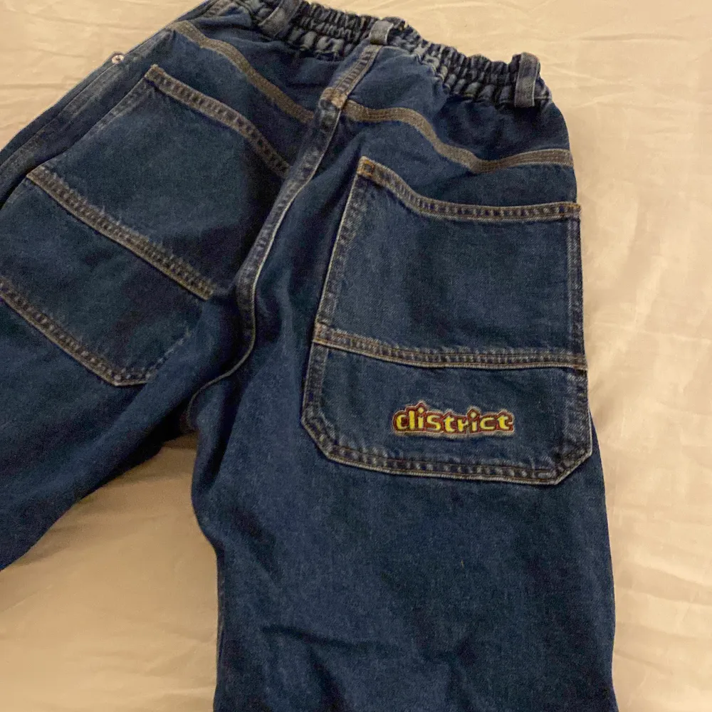 Rensar min garderob och säljer dem för jag har bytt stil. Nypris är runt 1.2k tror jag är inte säker.. Jeans & Byxor.