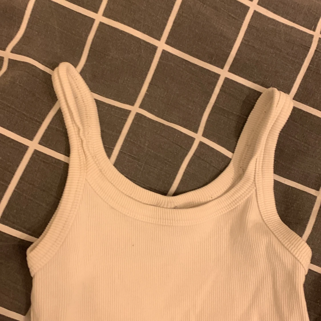 Vitt linne, lite ribbat men syns knappt. För liten för mig. - 91