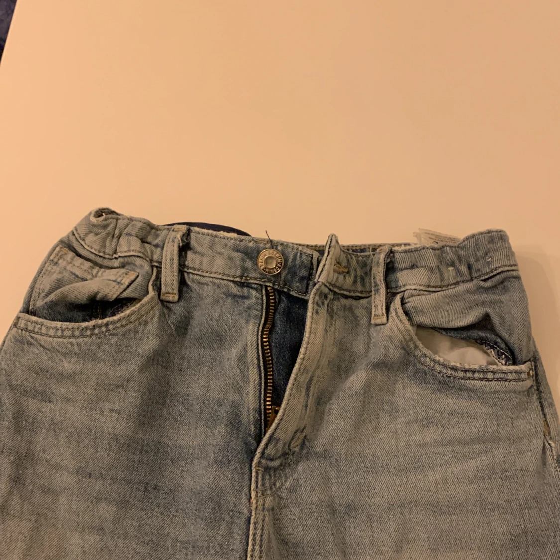 Ett par oanvända baggy-jeans, high waist, wide leg.  - 91