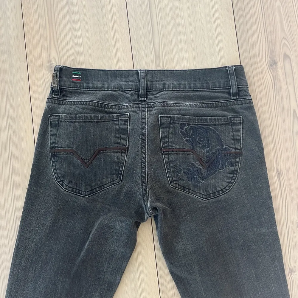  Lågmidjade  gråa bootcut diseal jeans. . Jeans & Byxor.