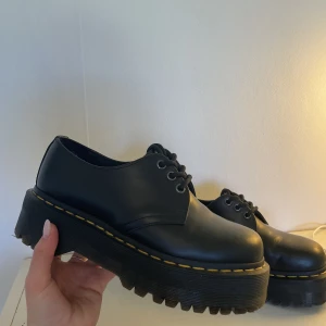 Dr Martens loafers  - Säljer dessa supersnygga loafers från Dr Martens då de dessvärre var något stora för mig. Använda några gånger men är mycket bra skick! Rekommenderar dessa till nån som använder 37,5/38. Frakt tillkommer:)