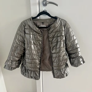 Trekvartsärmad jacka -  snygg trekvartsärmad jacka🙏🏼