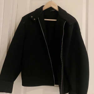 Jacka - COS - Ursnygg jacka från populära märket COS. Jackan är slutsåld på COS egna hemsida. Tyvärr kommer jackan inte till användning då jag har fler jackor som passar mig i smaken mer. Jackan kostar vanligtvis 1000kr men säljer denna för 400kr. Perfekt höstjacka🤍