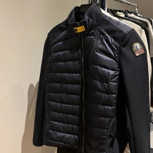 Parajumper warm up  - 10/10 skick använd endast en gång. Tags och allting finns Kvitto (från kaufmann) Marinblå Storlek Medium Helst pengar men kan även byte mot något i samma prisklass Köpt för 3600kr för ca en månad sen 