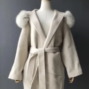 Pälskappa - Jätte fin kappa ny inköpt för 3500 ångra mig då jag vill ha en svart istället så säljer den annars jätte fin storlek xs men passar även s 