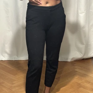 Mjuka kostymbyxor från stockh lm  - Så sköna kostymbyxor från stockh lm! De är nästan som trekvarts. Säljer pga att de är för stora i midjan men de är perfekta till hösten 