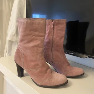 Cowboy boots - Snygga rosa cowboy boots i mocka. Kommer ej till användning . Priset går att diskutera, bara hör av er