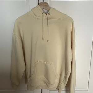 Gul hoodie  - Gul hoodie från bikbok i storlek XS. Den är använd ganska mycket men inget som syns 💕 kontakta mig gärna för mer information 🫶🏼