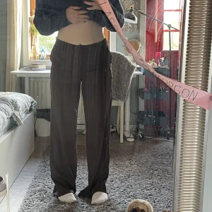 kostymbyxor - Superfina och bekväma kostymbyxor! Knappt använda och inga defekter🩵