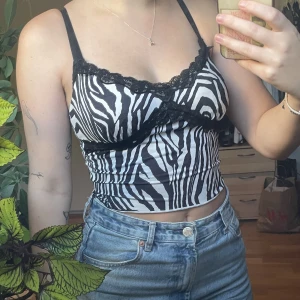 Linne - Linne med zebramönster och spets från shein. Skönt mjukt material, använd fåtal gånger