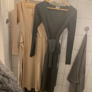 Stickade klänningar  - 2 st stickade klänningar. En beige och en mörkgrön. Sparsamt använda och i fint skick. Passar strl S. Båda för 150:-  