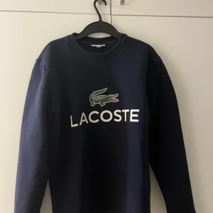 Lacoste sweatshirt  - I storlek S men passar mig som har M