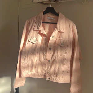 NA-KD jeansjacka  - Jeansjacka med hål vid armbågarna