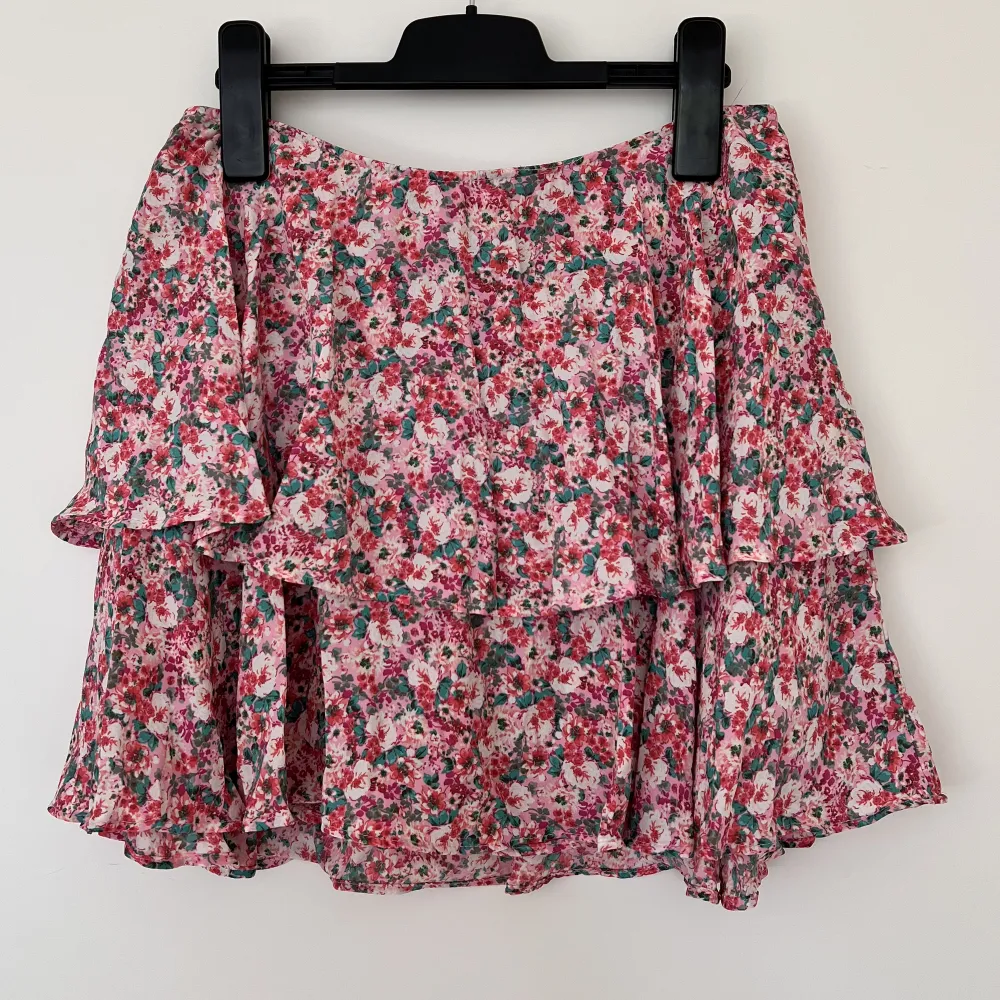 En super söt tunn shorts kjol från Zara med en dragkedja på sidan av midjan. . Kjolar.