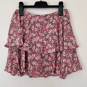 En super söt tunn shorts kjol från Zara med en dragkedja på sidan av midjan. 