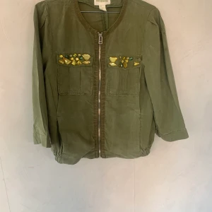Bomberjacka  - Bomberjacka militärgrön från 2000-talet  Saknas en Sten på ena fickan. 